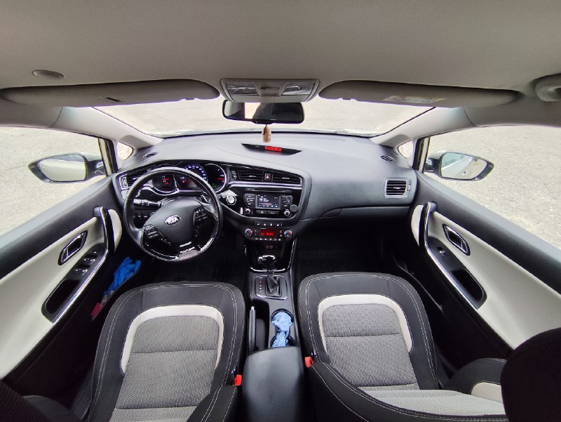 Продам kia ceed jd (рестайлинг), комплектация prestige!
🔥Цена: 1 250 000 ₽🔥
Год выпуска: 2015
Пробег: 84 300 км
Двигатель: 1.6 л
Кпп: робот
Я собственник (в наличии 2 ключа)
Комплектация (предмаксимальная):
Автомобиль оснащен всем необходимым для комфортных поездок:
Салон: бежевая кожа (вставки на сиденьях и дверные карты).
Комфорт: мульти руль, бесключевой доступ, кнопка start/stop, климат-контроль, круиз-контроль, стекооподьемники перед. , зад.
Зимний пакет: подогрев передних сидений, руля, боковых зеркал, лобового и заднего стекол.
Мультимедиа: голосовое управление, громкая связь, cd, usb, aux.
Дополнительно: подрулевые лепестки, охлаждаемый бардачок, линзованная оптика, бортовой компьютер, электроскладывание зеркал.
Задиров в двигателе нет !!!
В машине есть всё, кроме панорамы и электроручника. Технически исправна, готова к эксплуатации.
Место осмотра: г. Зугрэс / г. Харцызск.
Телефон: +7 (949) 389-20-39
📞 🇷🇺 Звоните: +79493892039 - фотография - 7