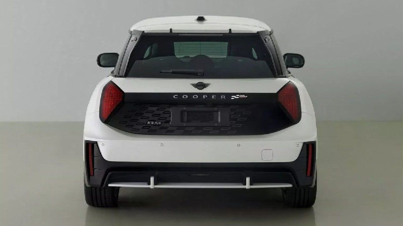 Электромобили Mini Cooper и Aceman получили спортивное исполнение JCW 4
