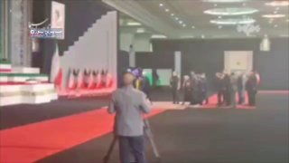 המשלחות הבינלאומיות המשתתפות מביעות כבוד לגופת האימאם ההרוג.