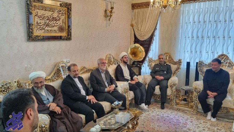 عصر همدان: 📸دیدار با آزادگان سرافراز نهاوند🔹مسئولان شهرستان نهاوند با حضور در منازل آزادگان، با یادگاران دوران دفاع مقدس دیدار و از