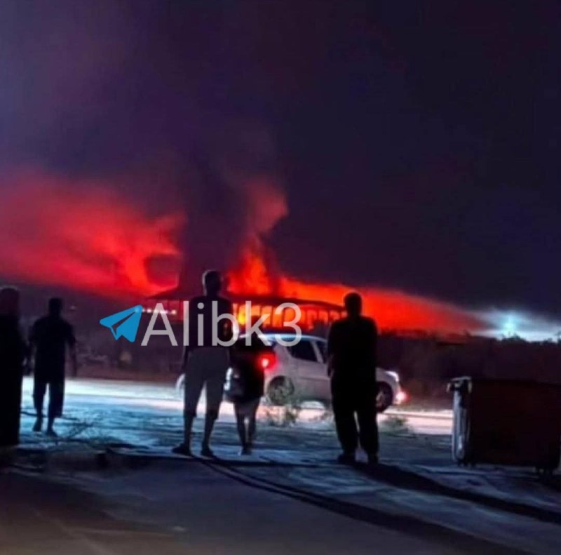 בעקבות ההתקפות האמריקניות על נמל התעופה אל-אמידייה בחוזסטן, האנגר של המטוסים נשרף.