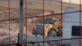 דחפור של צבא הכיבוש סוגר את הכבישים המובילים לאזור ראס אל-עין בעיירה קוסרה, דרומית מזרחית לשכם.