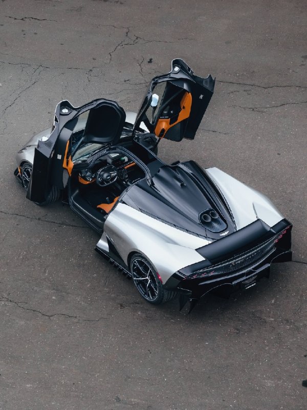 Первый среднемоторный суперкар Aston Martin
