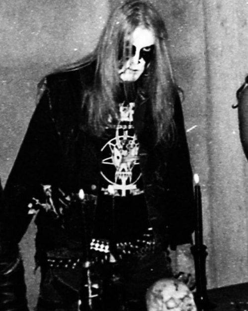 Представьте этот мейк с русыми волосамиМне приходит только это в голову🤡 очень грубо и грязно. Металл, хардкор и тд.. немного не то, чего хотелось.