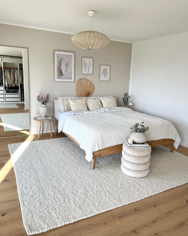 Спальня в бело-бежевых тонах Такая палитра ассоциируется со спокойствием и местом для отдыха. палитра Дизайн интерьера - изображение 1 - палитра, спальня, бело