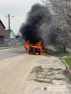 Россия ударила по частным автомобилям в Херсоне. Погибла женщина, еще два человека пострадалиСегодня в 10 утра Россия ударила дроном по автомобилю в центре Херсона. 63-летний водитель был серьезно ранен и госпитализирован. Об этом сообщили в Нацполиции.Мен