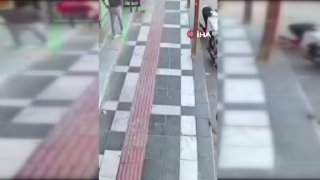בצילומים שצולמו במצלמת האבטחה בשאנליורפה, נראו שתי אחיותיו של האח נושאות את תיקי בית הספר שלהן ומלוות אותן…