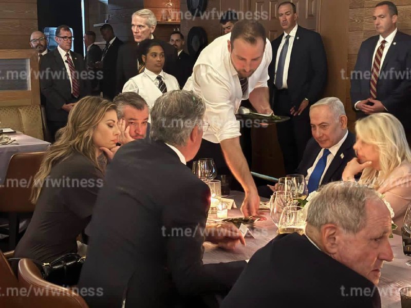 ️🇮🇱🇺🇸🇱🇧 תמונה ששיתפה העיתונאי ברק רביד מציגה את ראש ממשלת ישראל בנימין נתניהו ורעייתו שרה בארוחת ערב…