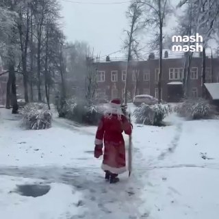 Вот и нашёлся виновник апрельского снегопада — Дед Мороз вышел на смену не по графику.По пробкам столица стоит всего на 3 балла. Деревья попадали на Соколиной Горе — там заторы сильнее всего. ТТК тормозит в районе Южнопортового. Стоят Лефортово и Измайлово