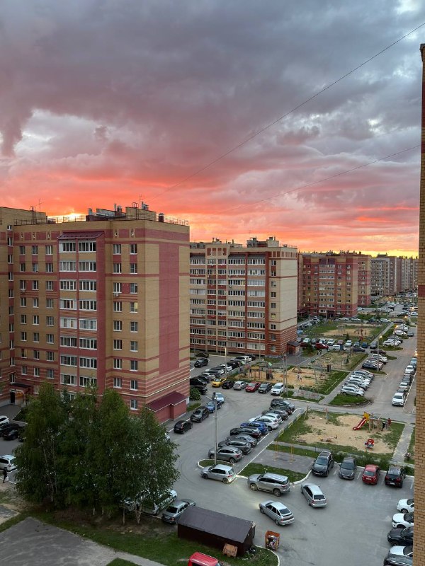 У нас какой-то нереальный закат сегодня Люблю нашу квартиру за возможность наблюдать подобную красоту. Лишь бы поле впереди быстро не застраивали, ... - изображение 1 - закат, нас, возможность