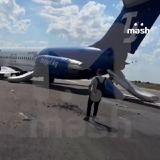 Самолёт завалился на бок на взлетно-посадочной аэропорта "Манас" в Бишкеке. Причина — заднее шасси, которое сломалось перед взлётом.Судно авиакомпании TezJet остановили во время разгона — оно накренилось упёрлось левым крылом в землю. По данным Mash, пасса