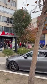 תורים מחוץ לאלטה בנקה בנובי סאד לאחר שהבנק המרכזי של סרביה סגר אותה בן לילה הבנק הלאומי של סרביה שלל את ריש…