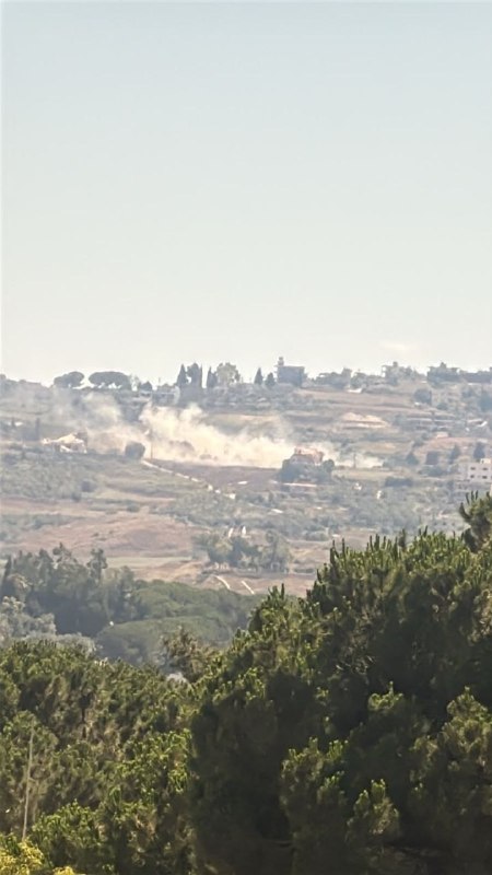 🚨טנק מרכבה ישראלי מכוון לפאתי היישוב חדדה עם מספר פגזי ארטילריה, כשבקרבת כיכר העיר נשמעים פרצי מקלע.