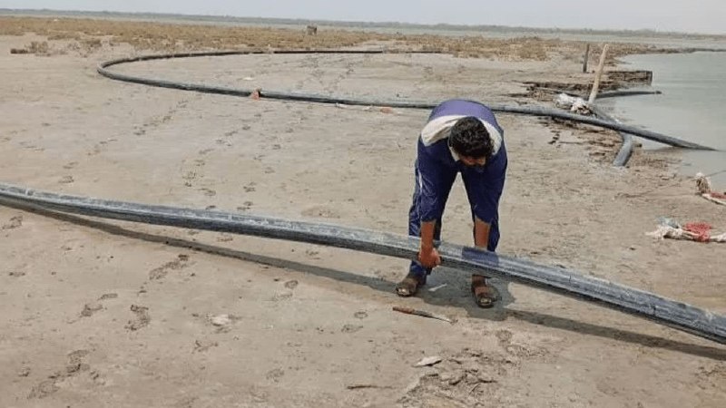 اخبار هرمزگان: خط لوله ۶ کیلومتری قاچاقچیان سوخت در میناب جمع‌آوری شد🔹 فرمانده پایگاه دریابانی میناب: مرزبانان در جریان رصد و پایش نوار