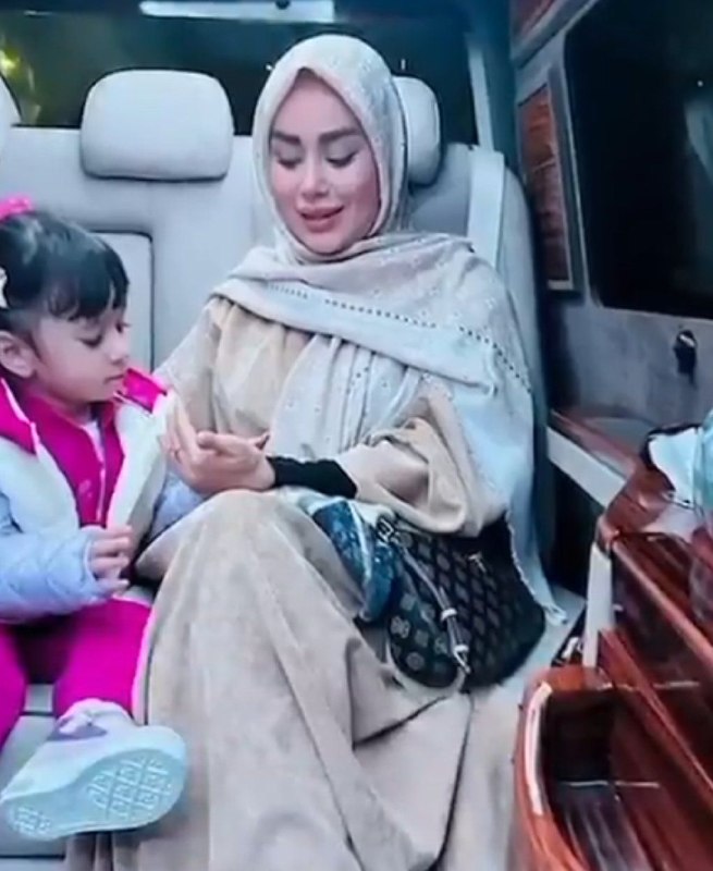 معلمان شاد: آرزو خانوم زن افغانی اصل عراقچی شده رئیس انجمن دیپلماتیک بانوان کل کشور شد، طویله هم اینقدر بی در و پیکر نیست. @moallems