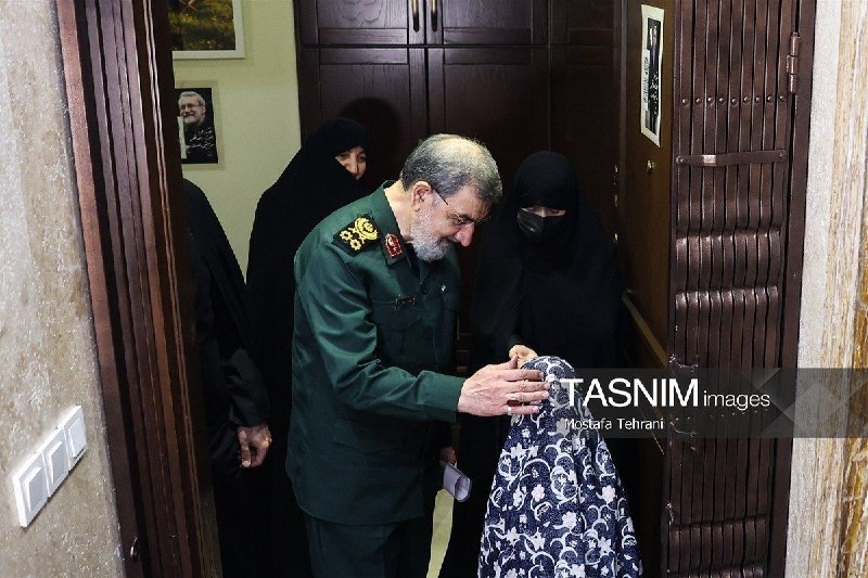 پایگاه خبری سفیرافلاک: ‏ 📣 حضور دبیر شورای عالی امنیت ملی سرلشکر محسن رضایی در منزل شهید لاریجانی📲 ادمین: @Aber110✊🏻🪖اخبارفوری‌جنگ‌‌با‌آمریکا👇🎒