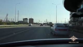 שוטרים עצרו נער בן 16 שרכב על מכסה המנוע של מכונית שוטר בעת שניסה להימלט מרדף בעיר מייקופ באדיגיאה. כך דיוו…