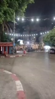 חלק מכוחות הכיבוש מסתערים על רחוב פייסל במרכז שכם.