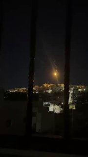 דחוף: כוחות הכיבוש מכריחים אבוקות אש במהלך ההסתערות על העיירה טוקו', דרומית מזרחית לבית לחם.