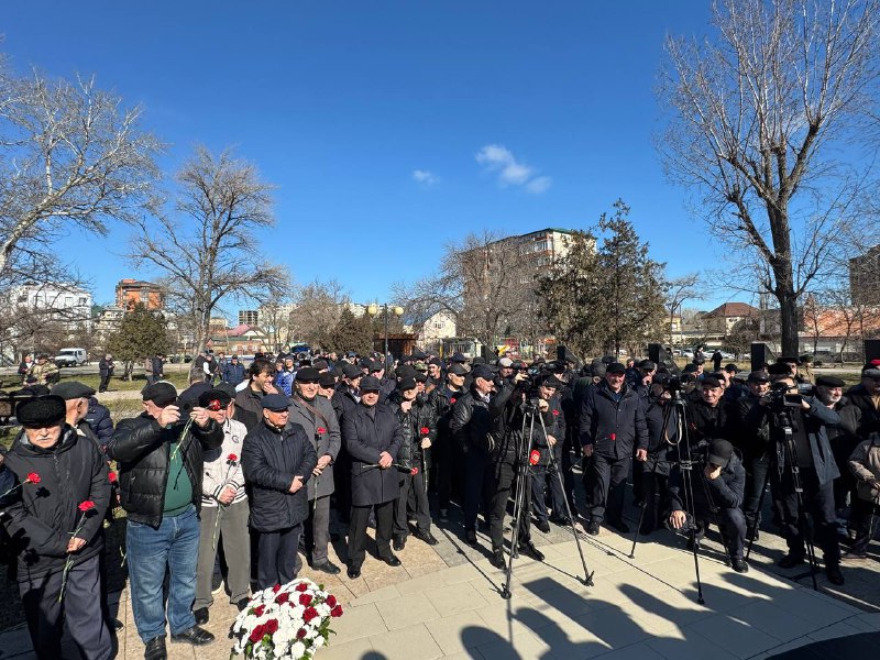 ▫️ Акция памяти, посвященная 37-й годовщине вывода советских войск из Афганистана, проходит в сквере Воинов-интернационалистов в Махачкале. фото