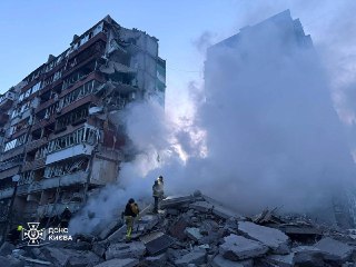 Киев «под массированной атакой врага», пострадали не менее четырех человек, сообщают местные власти.  «В Дарницком районе был поврежден жилой дом. Произошло обрушение конструкций. Под завалами находятся заблокированные люди», — написал глава военной админи