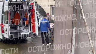 Мужчину вынесли из здания «Новой газеты» на носилках. Это может быть следователь — «Важные истории»Во время обыска в «Новой газете» из здания, где находится редакция, на носилках и в сопровождении силовиков вынесли мужчину, следует из видео «Осторожно, нов