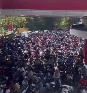 На Бали закончился бензинЖители вынуждены по полчаса и дольше стоять в очередях на автозаправках, зачастую безрезультатно — топливо заканчивается до того, как подходит их очередь, пишет портал detik. Это вынуждает водителей искать другие АЗС, создавая мног