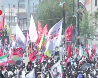 🎦 תמונות של המכונית הנושאת את גופת המנהיג ההרוג בין קהל האבלים