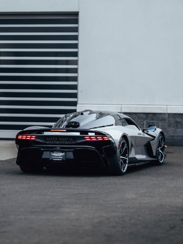 Первый среднемоторный суперкар Aston Martin 2