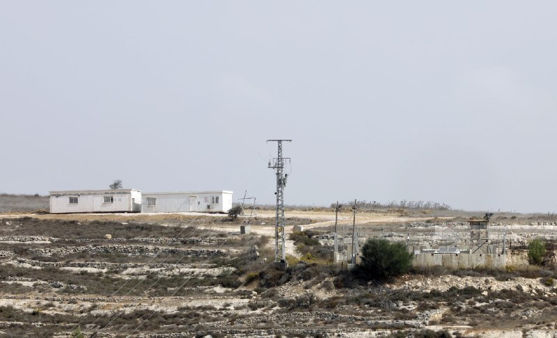 מתנחלים מקימים מאחז קולוניאלי חדש על הגבעה מול שכונת אל-באלו, צפונית לעיר אל-בירה.