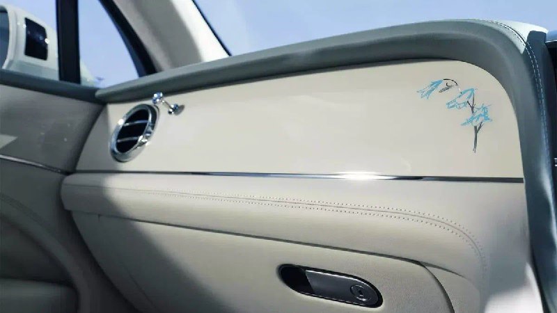 Bentley представила «свадебную» версию Bentayga — лимитированную Something Blue Collection для Япони 6
