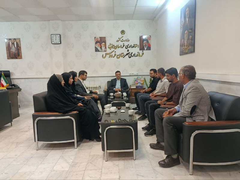 فردوس خبر: 🔰دیدار رئیس ورزش و جوانان و جمعی از رؤسای هیئت‌های ورزشی با فرماندار فردوس🔹به مناسبت گرامیداشت هفته دولت، رئیس اداره ورز