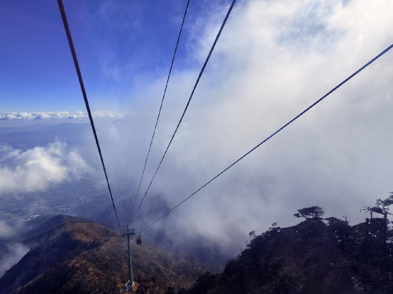 苍山上面原来是这样的风起云涌海拔 3900 米之上，紫外线爆表，变色眼镜第一次变成了纯黑色，看手机都看不清意外的是暴晒+零度气温，竟然不觉得冷氧气是人类的最好的朋友苍山上面原来是这样的风起云涌海拔 3900 米之上，紫外线爆表，变色眼镜第一次变成了纯黑色，看手机都看不清意外的是暴晒+零度气温，竟然不觉得冷氧气是人类的最好的朋友