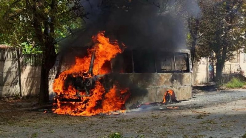 Росіяни влучили в рейсовий автобус у Нікополі — є загиблий та поранений