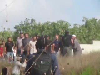 רגע חטיפת הנשק והירי במחבל הבוקר