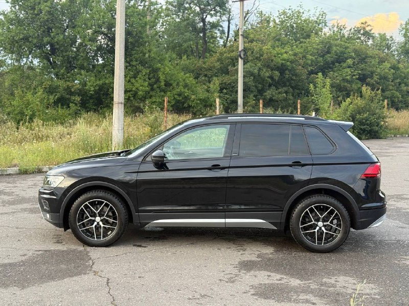 В продаже volkswagen tiguan(2020
Года)
‼️Возможна продажа в кредит‼️или обмен в обе стороны

✅Полностью в родном окрасе
✅Автомобиль в броне пленке
✅Мотор 2.0 (180 л. С)
✅Самый надежный автомат( не вариатор)
✅Максимальная комплектация(комплектация offroad)
✅Машина
Эксплуатировалась по трассе
✅По технике без вопросов. Двигатель работает ровно, коробка переключает мягко, ошибок нет.
Личный авто. Вложений не тpебует.
Полное tо в мае 2026г.
✅ Много ассистентов и дополнительных опций, саrрlаy и аndrоidаutо, топовая адаптивная оптика с вырезанием автомобилей.
✅ Зимний пакет: обогрев лобового стекла, руля, сидений, трехзонный климат контроль, обогрев зеркал, форсунок омывателя, заднего стекла.
✅ Все зоны риска (капот, бампер, фары, крылья, стойки) защищены премиальной полиуретановой бронепленкой llumаr.
✅Реальный пробег.
✅Только дилерское обслуживание масло только оригинал, каждые 5 тысяч км, масло в коробке поменяно.
✅ Без окрасов, лакокрасочное покрытие в идеальном состоянии, без царапин и сколов.
✅Без залогов, без кредитов и ограничений, без штрафов, полностью юридически чистый автомобиль.

Цена 2.595.000 торг на месте
Рассматриваю обмен в обе стороны

Номер телефона +7 949 382 2120( есть
Telegram) - фотография - 5
