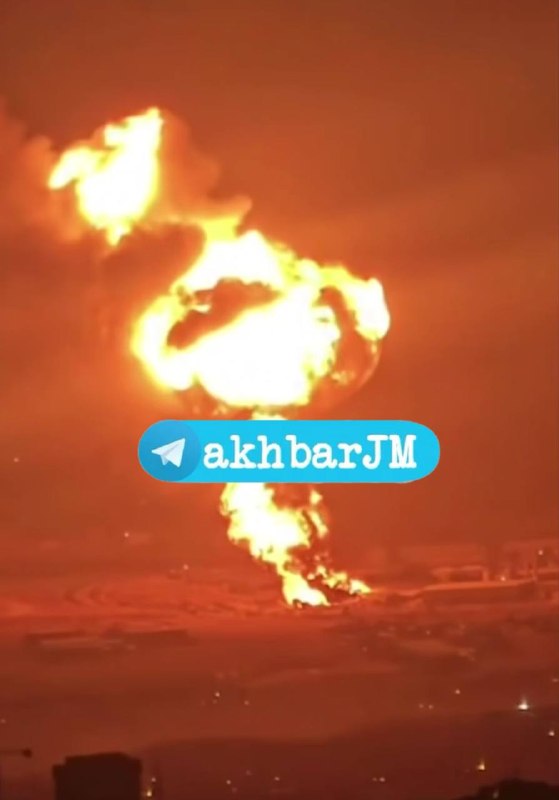 اخبار جبهه مقاومت: 🚨فوری | رسانههای عراقی از آتشسوزی ناشی از انفجار یک مخزن سوخت در سلیمانیه خبر دادند. 🇮🇶 @akhbarJM🔴تصويرى از انفجار گست