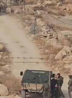 כוחות ישראל הכו את עיסא מוסף ובנו רמי במסאפר יטא, דרומית לחברון, ועצרו אותם לאחר שמתנחלים תקפו את ביתם ותקפ…