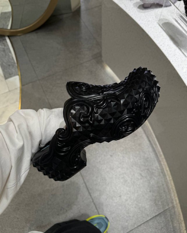 Шопинг Магазинов тьма, а меня как всегда потянуло на агли шузы… Не знаю какие выбрать для Питера. Это резина по кг каждый клог,коллаборации бренда Melissa и Y.Project / Marshall ColumbiaШопинг Магазинов тьма, а меня как всегда потянуло на агли шузы… Не знаю какие выбрать для Питера. Это резина по кг каждый клог,коллаборации бренда Melissa и Y.Project / Marshall Columbia