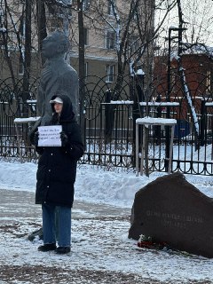 Воронежских активистов Евгению Каменеву и Александра Князева, вернувшихся в Россию, пропустили через паспортный контроль в аэропорту Домодедово, их не пропускали 19 часов, сотрудники ФСБ взломали их телефоны — есть признаки как физического вскрытия, так и 