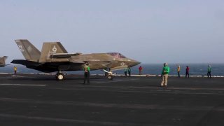 פיקוד מרכז ארה"ב: מטוס קרב חמקני F-35C של חיל הנחתים האמריקני ממריא נושאת המטוסים USS Abraham Lincoln (CVN…