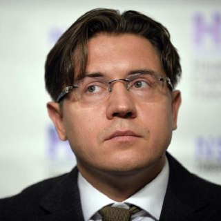 Задержан адвокат Александр Карабанов. Его подозревают в мошенничестве в особо крупном размере. Сейчас он на допросе у силовиков.Осенью 2017 года он защищал бизнесмена Умара Джабраилова по делу о стрельбе в московском отеле. Среди клиентов также были владел