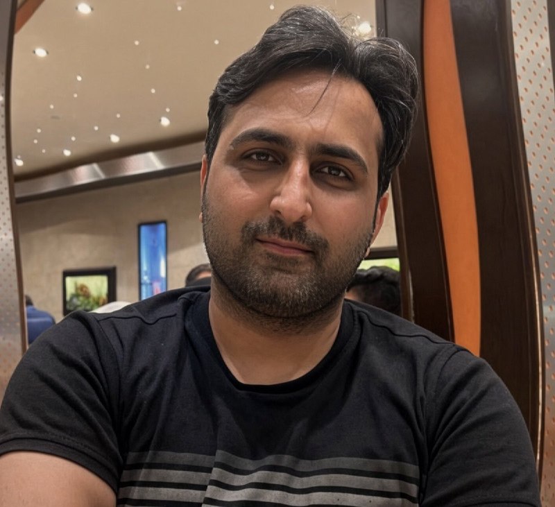 کمپین بازگشت شاهزاده: برای یاد خدانور، جلوی مغازهاش کلمن آب میذاشت.کلمن رو بردن، احضارش کردن، ولی حسین کوتاه نیومد.حالا خودش یکی از همون اس