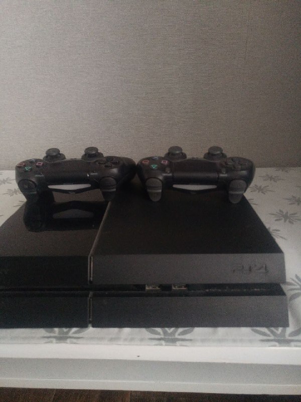 Sony PlayStation 4 (1TB) + джойстики и игры