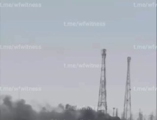 ️🇰🇼🇮🇶 צילומים המציגים עשן עולה ממעבר הגבול בין עיראק לכווית בעקבות תקיפה איראנית.