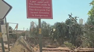 כוחות הכיבוש סוגרים את הכניסה לעיירה חיזמה, צפונית מזרחית לירושלים.