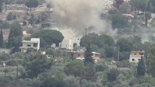 דחפור של צבא הכיבוש ממשיך להרוס בתים בעיירה בני חייאן, דרומית ללבנון.