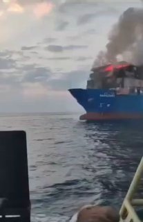 ספינת משא בבעלות טורקית שהובילה פירות וירקות לרוסיה נפגעה ממזל"טים אוקראינים ליד נובורוסייסק, ופצעה כמה אנש…