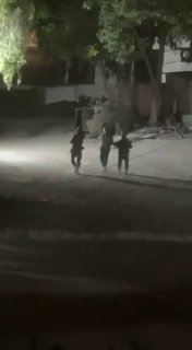 הרגע שבו עצרו כוחות הכיבוש את איברהים אל-ביטאווי, אביו של קאיס אל-ביטאווי הנרדף, במהלך ההסתערות על אזור אל…