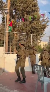 הרגע שבו הסתערו חיילי הכיבוש על טקס סיום של תלמידי תיכון בכפר בילעין, ממערב לרמאללה.